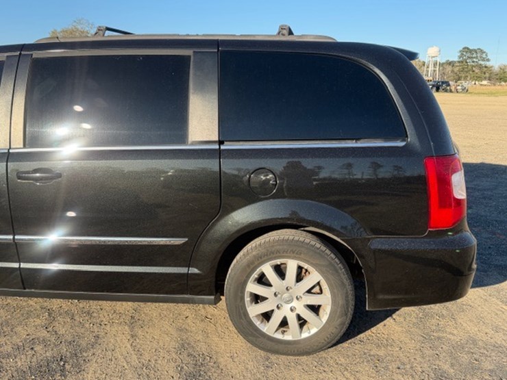 2014-chrysler-town-&-country-image-9