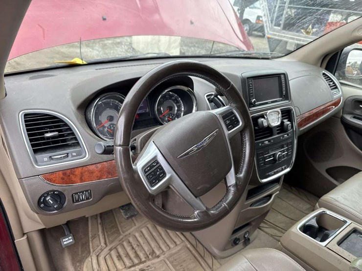 2012-chrysler-town-&-country-image-18