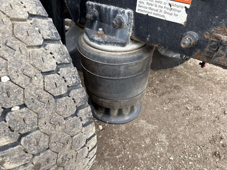 2000-freightliner-fld112-image-12