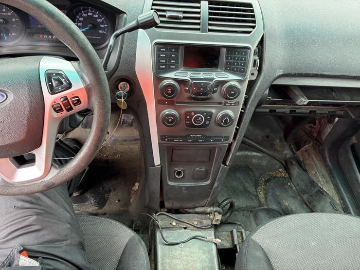 2015-ford-explorer-image-16