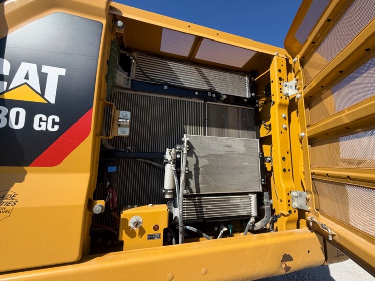 caterpillar-330gc-image-12