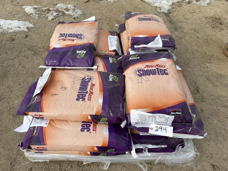 (14)-25lb-bags-moorman's-showtec-cattle-feed-image-1