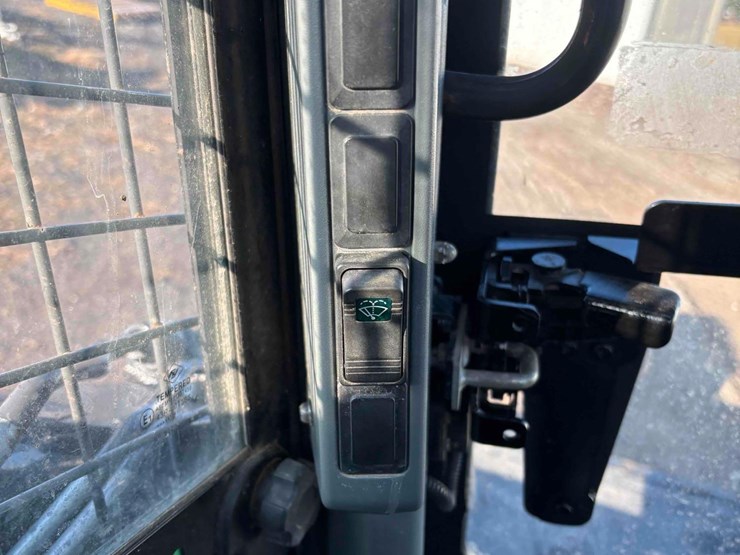 2012-new-holland-l225-image-13