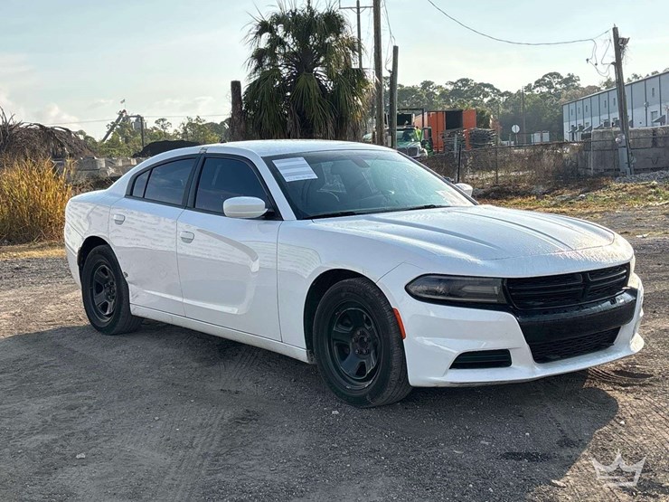 2017-dodge-charger-sedan-image-2