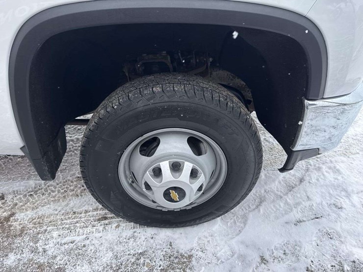 2022-chevrolet-silverado-3500-image-11