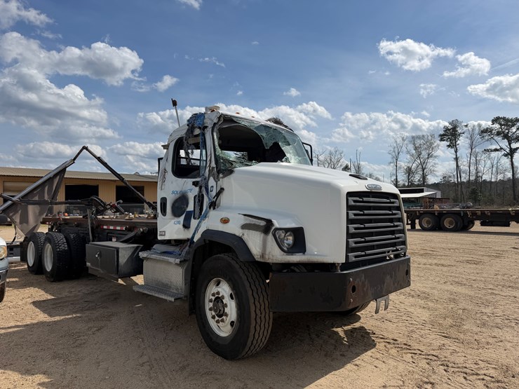 2023-freightliner-114sd-image-4