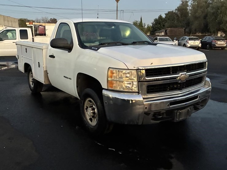 2010-chevrolet-2500hd-image-2