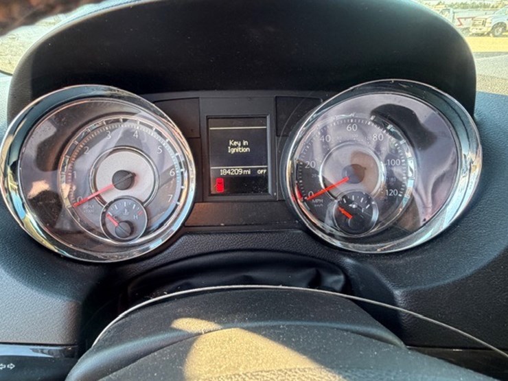 2014-chrysler-town-&-country-image-53