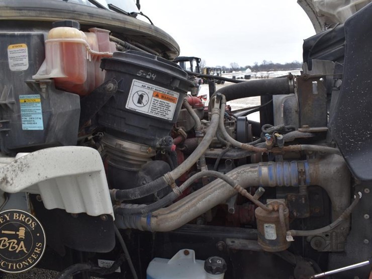 2015-freightliner-business-class-m2-106-image-18