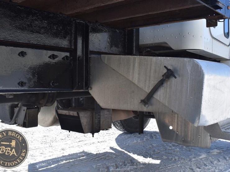 2012-peterbilt-348-image-18