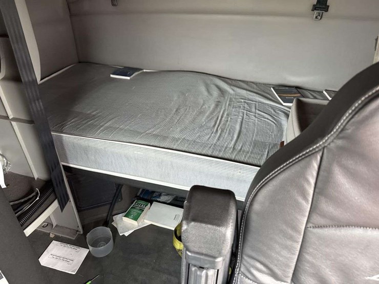 2007-volvo-vn-image-24