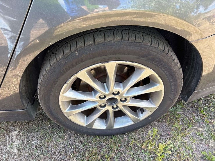 2017-ford-fusion-se-hybrid-sedan-image-17