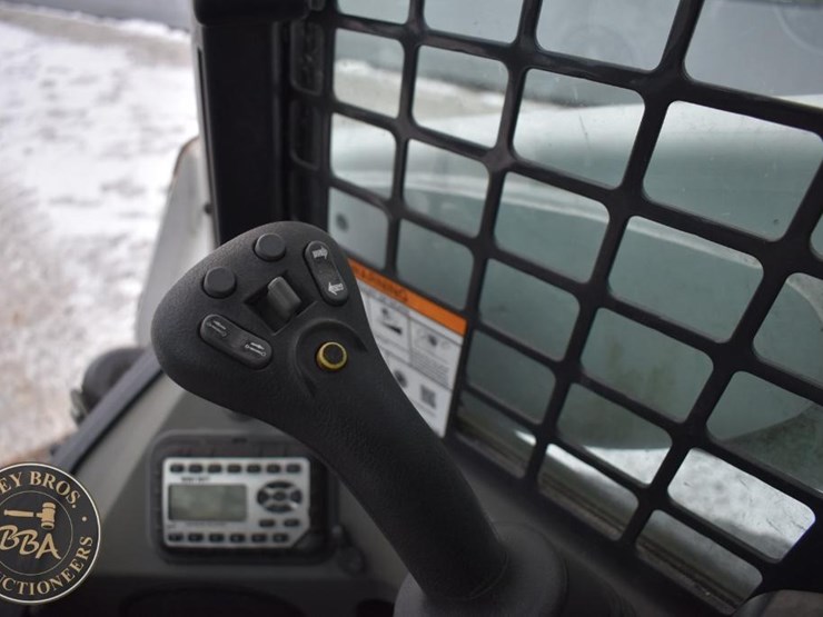 2021-bobcat-t870-image-35