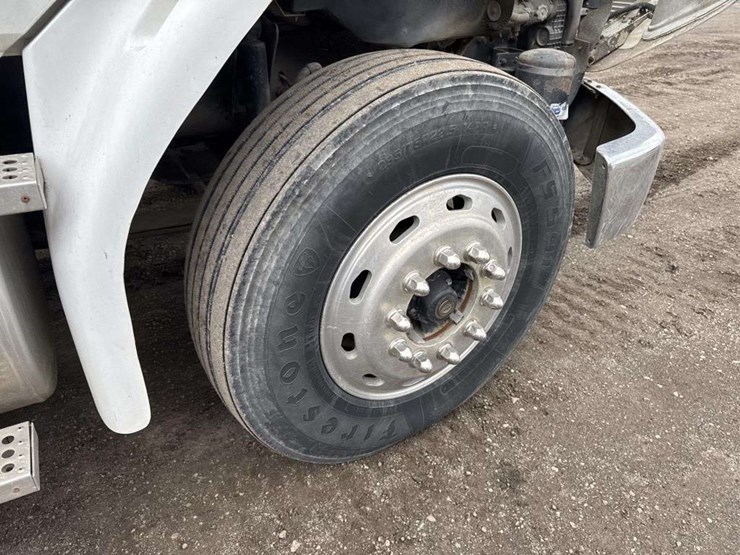 2000-freightliner-fld112-image-20