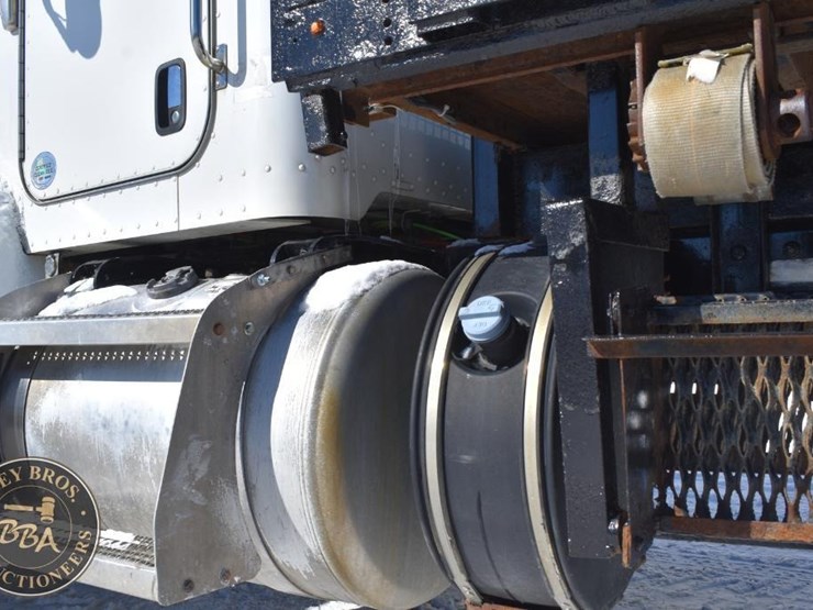 2012-peterbilt-348-image-19