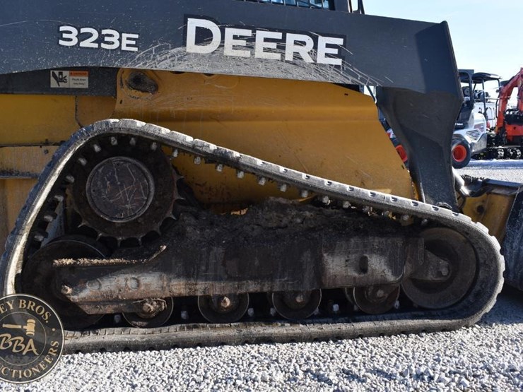2015-deere-323e-image-33
