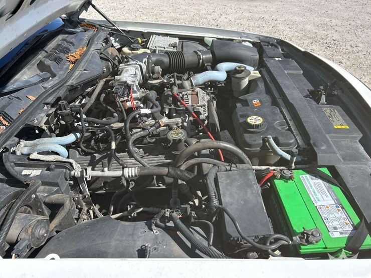 2010-ford-crown-victoria-sedan-image-8