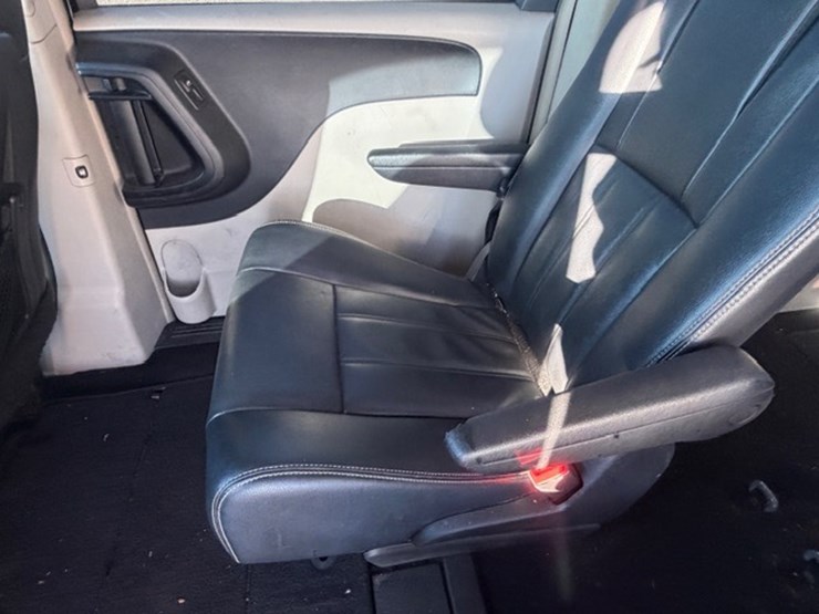 2014-chrysler-town-&-country-image-28