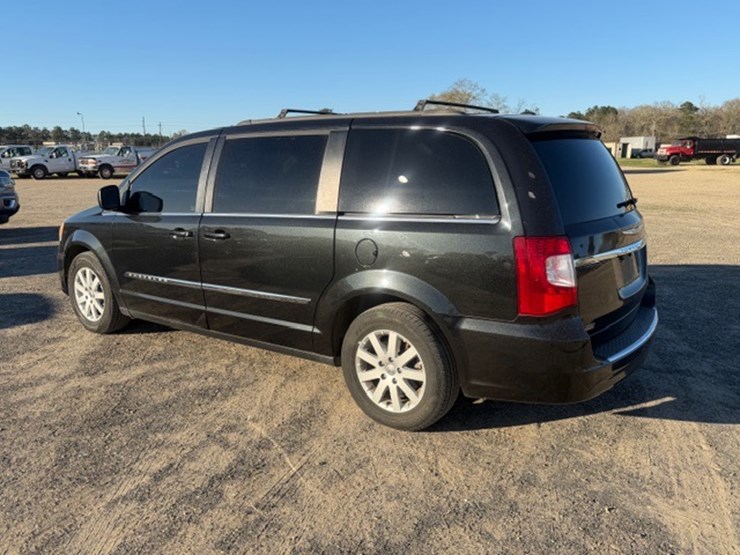 2014-chrysler-town-&-country-image-4