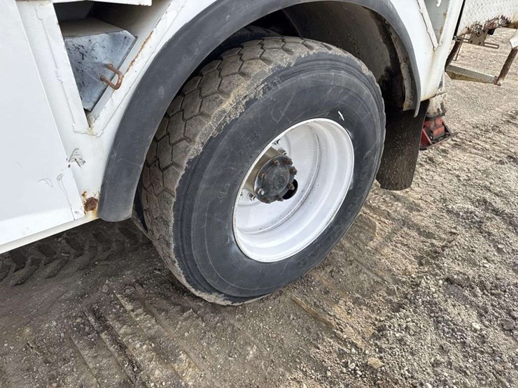 2000-freightliner-fl70-image-10