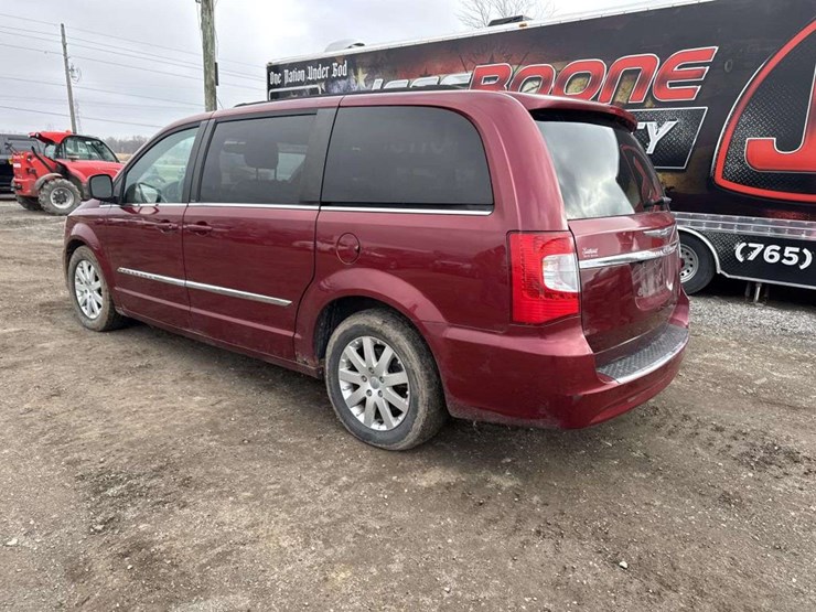 2012-chrysler-town-&-country-image-2