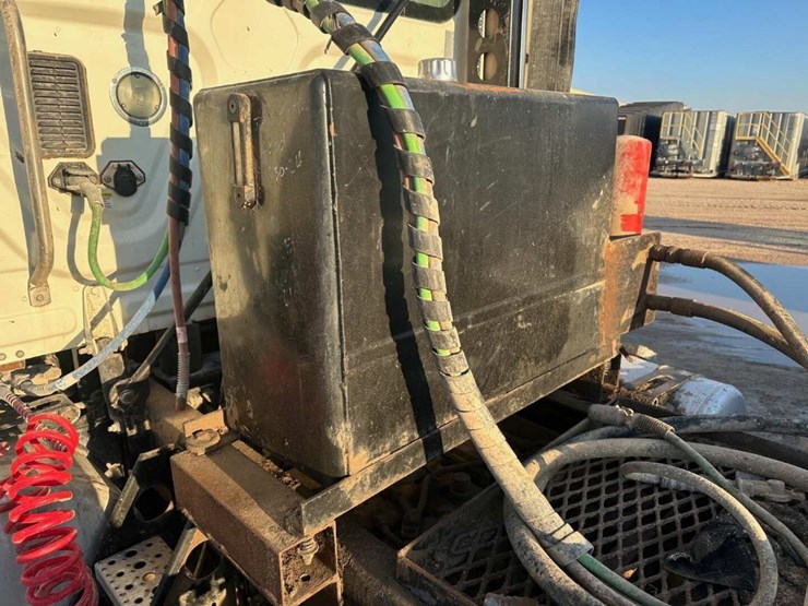 2013-freightliner-cascadia-image-7