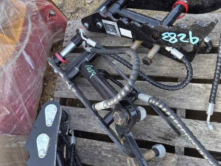 mini-excavator-hydraulic-thumb-clamp-image-1