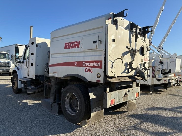 2010-freightliner-m2-106-image-4