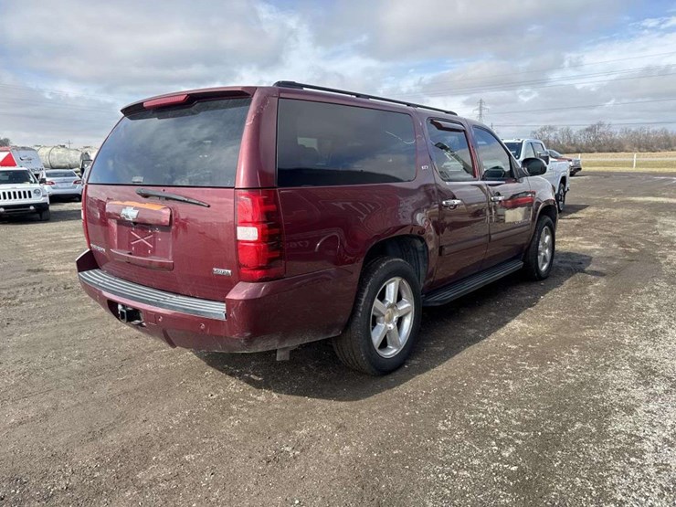 2008-chevrolet-suburban-image-4