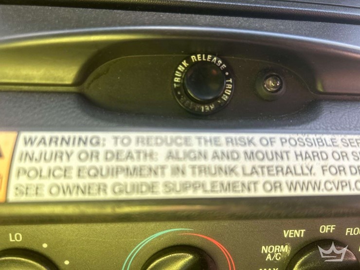 2010-ford-crown-victoria-image-16