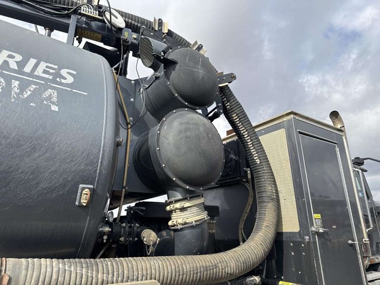 2016-caterpillar-ct660-image-21