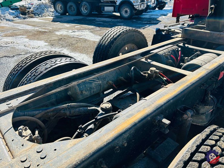 2011-volvo-truck-vhd-tri-axle-dump-truck-image-110