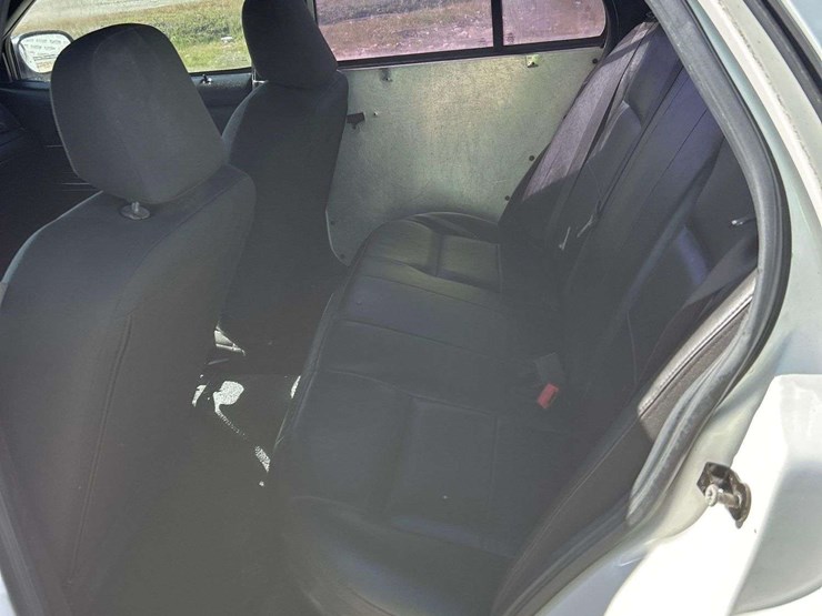 2010-ford-crown-victoria-sedan-image-20