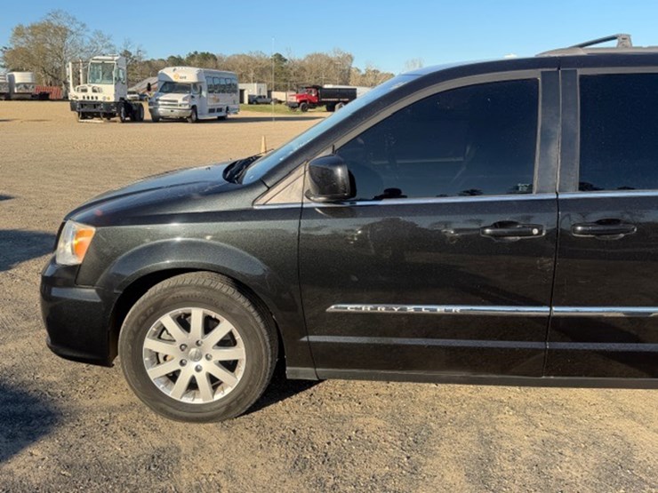2014-chrysler-town-&-country-image-11