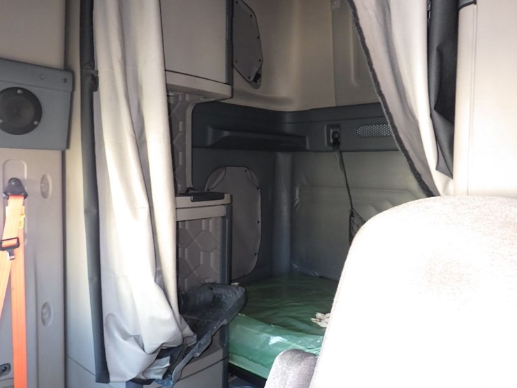 2020-freightliner-cascadia-125-image-20