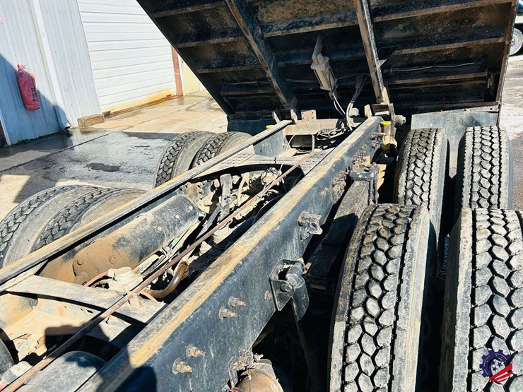 2011-volvo-truck-vhd-tri-axle-dump-truck-image-128