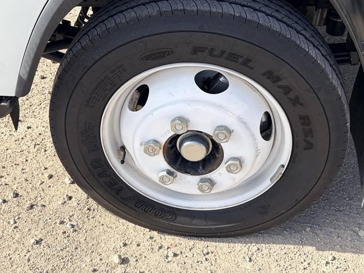 2024-isuzu-nrr-image-10