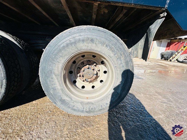 2011-volvo-truck-vhd-tri-axle-dump-truck-image-13