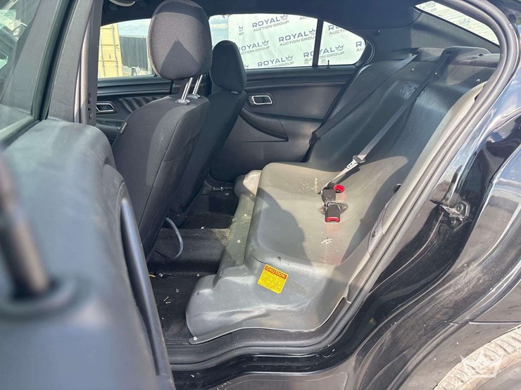 2013-ford-taurus-sedan-image-17