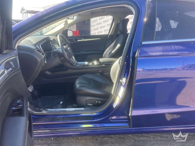 2016-ford-fusion-titanium-sedan-image-12