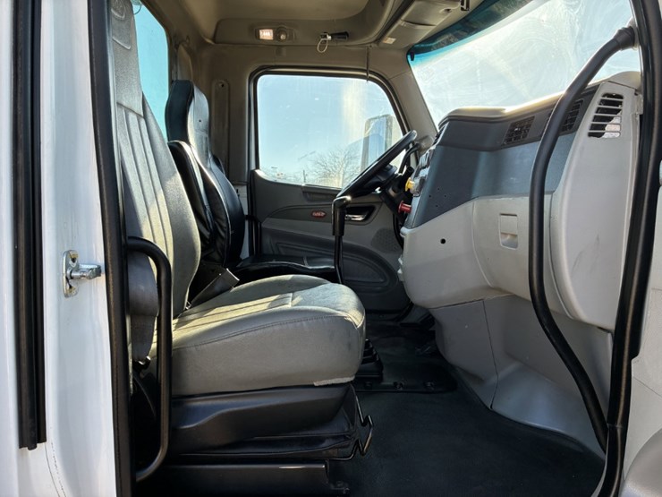 2020-peterbilt-567-image-8