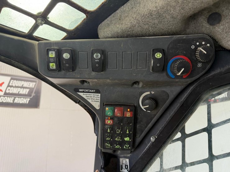 2017-deere-324e-image-17