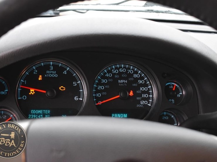 2013-chevrolet-tahoe-ls-image-26