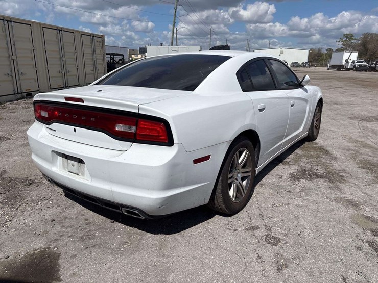 2013-dodge-charger-sedan-image-3