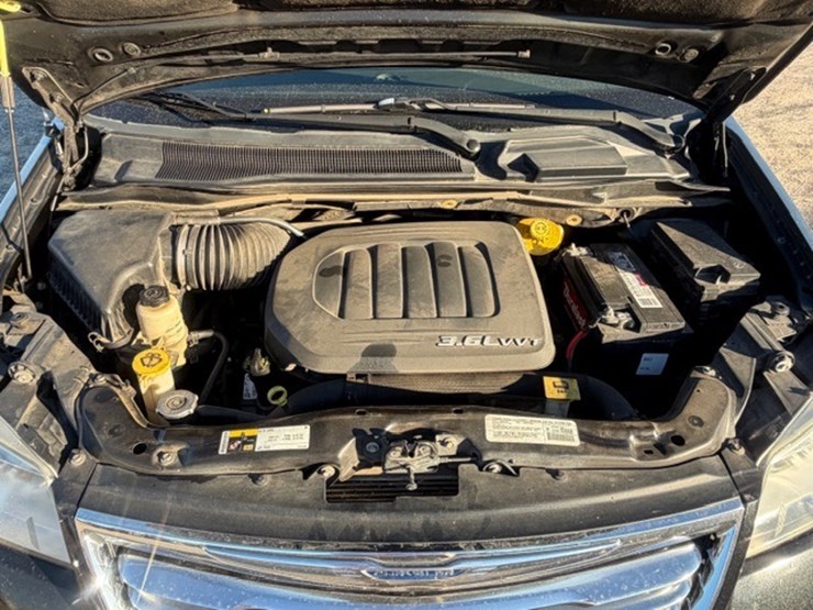 2014-chrysler-town-&-country-image-55