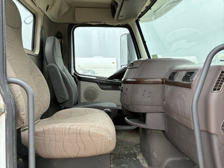 2014-volvo-vnl-image-8