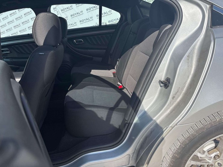 2016-ford-taurus-sedan-image-17