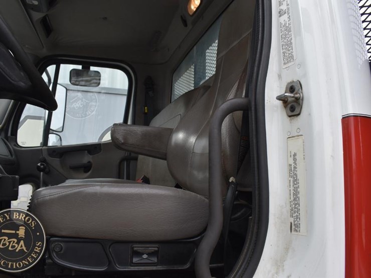 2015-freightliner-business-class-m2-106-image-25