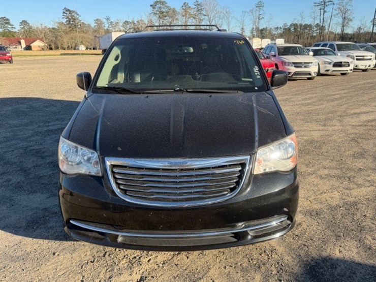 2014-chrysler-town-&-country-image-6