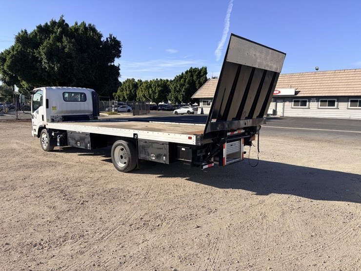 2017-isuzu-nrr-image-4